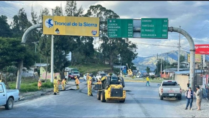 En el redondel del barrio El Plateado, de manera ajetreada, obreros estatales proceden a bachear la vía Loja-Catamayo.