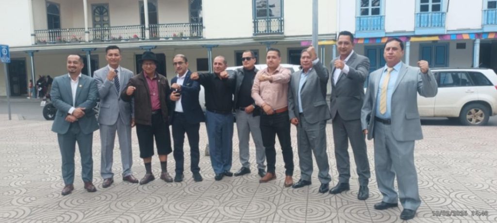 Los alcaldes reunidos ayer frente a la Gobernación de la provincia de Loja. (Fotografía cortesía José Daniel Rengel)