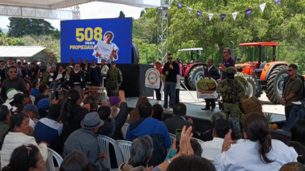 El presidente Daniel Noboa participó en la entrega de equipos agrícolas y títulos de propiedad.