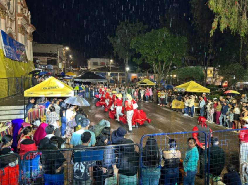 Los actos de carnaval iniciaron con un colorido desfile por las calles de la parroquia lojana. 
