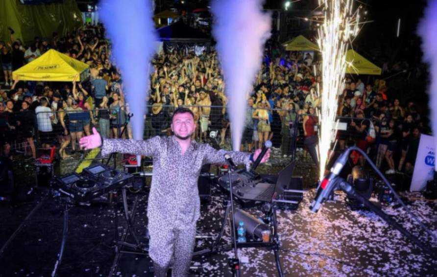 El público presente en la plaza central se deleitó con la típica noche de luces. 