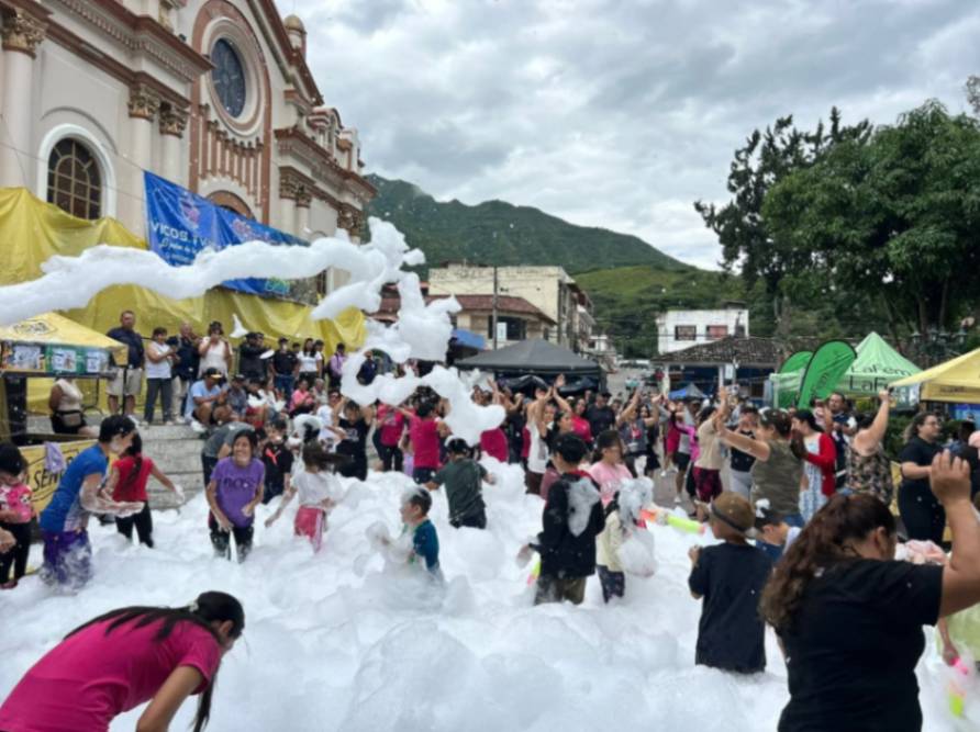 Niños y adultos disfrutan de la espuma de carnaval, una costumbre inamovible en esta temporada. 