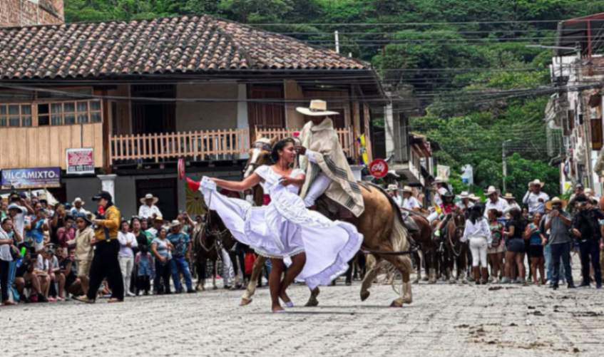 Los caballos de paso también hicieron lo suyo en la parroquia lojana. 