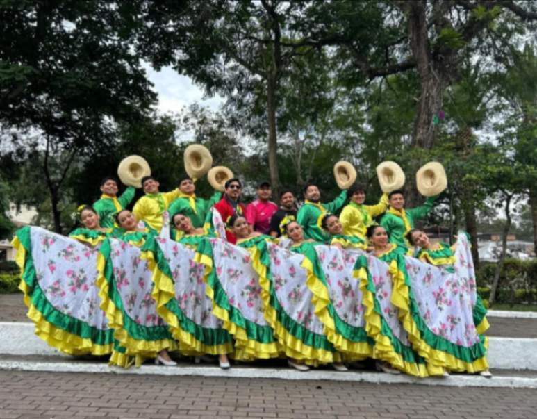 La delegación de danza de Brasil estuvo presente en el pregón.