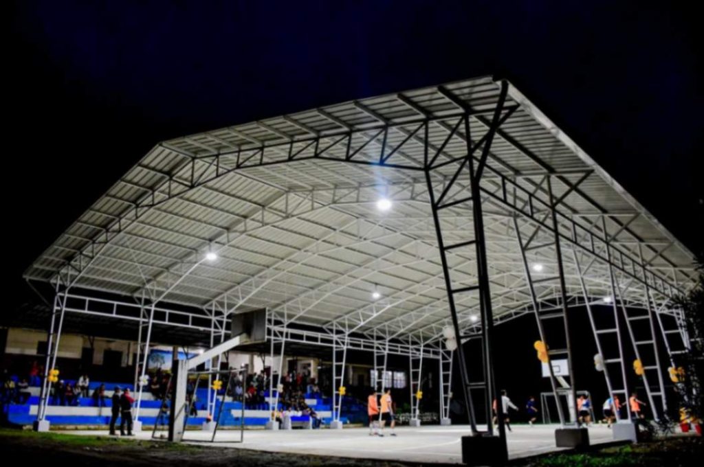 La nueva cubierta metálica de la cancha de uso múltiple en el barrio El Limón.