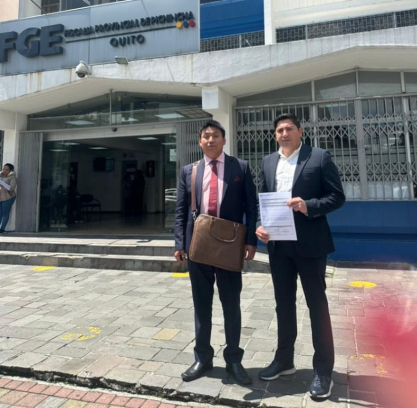 Los jurisconsultos, ayer, durante la presentación de la denuncia.