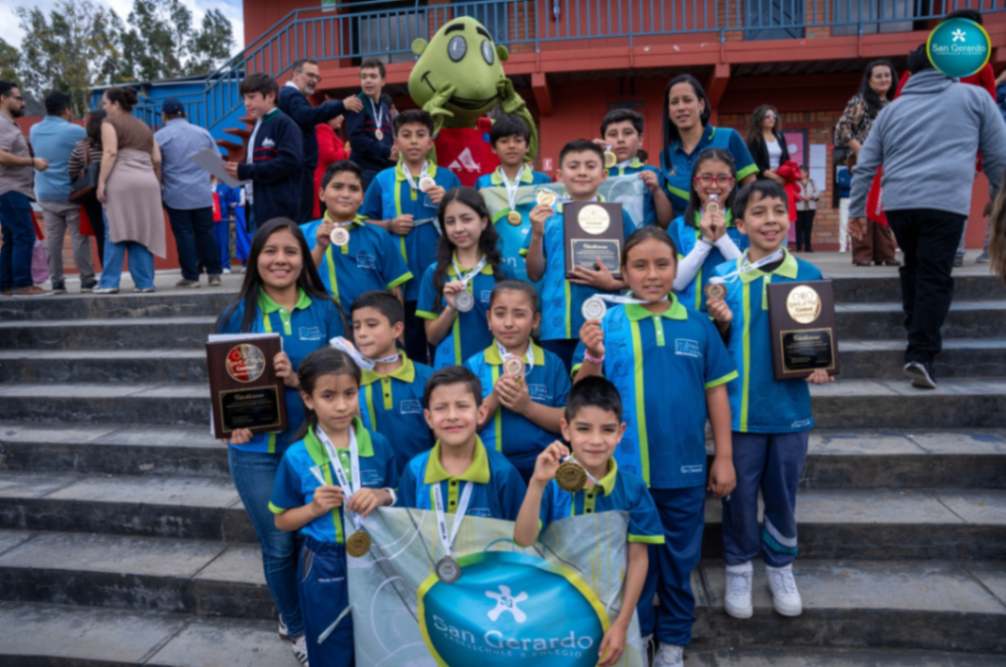 La delegación escolar se hizo acreedora a reconocimientos y medallas.