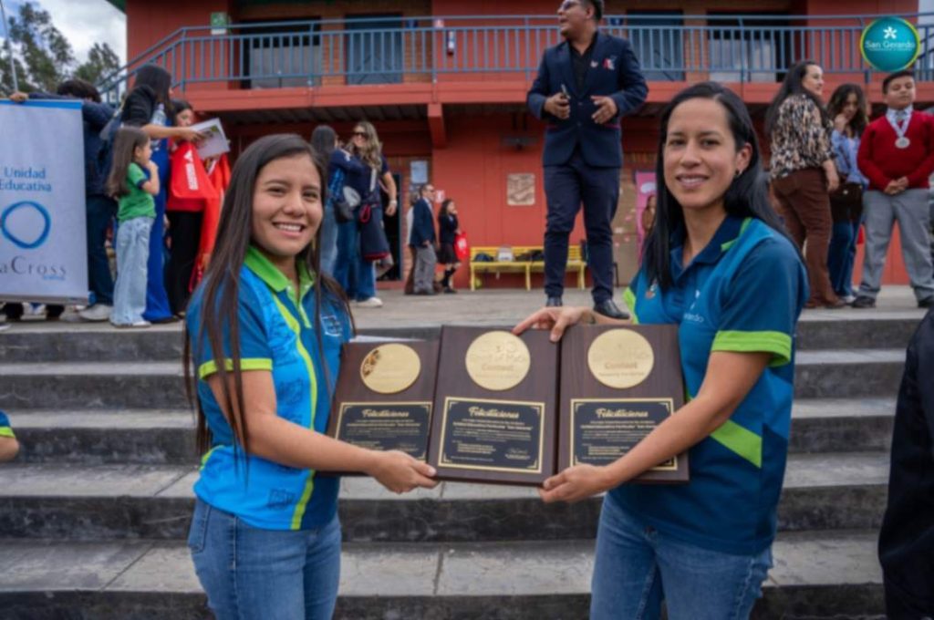 Érika Nayely Gaona Jumbo, docente de matemáticas, y Stephanie Arteaga Pilco, directora de la escuela, el día de la premiación. 