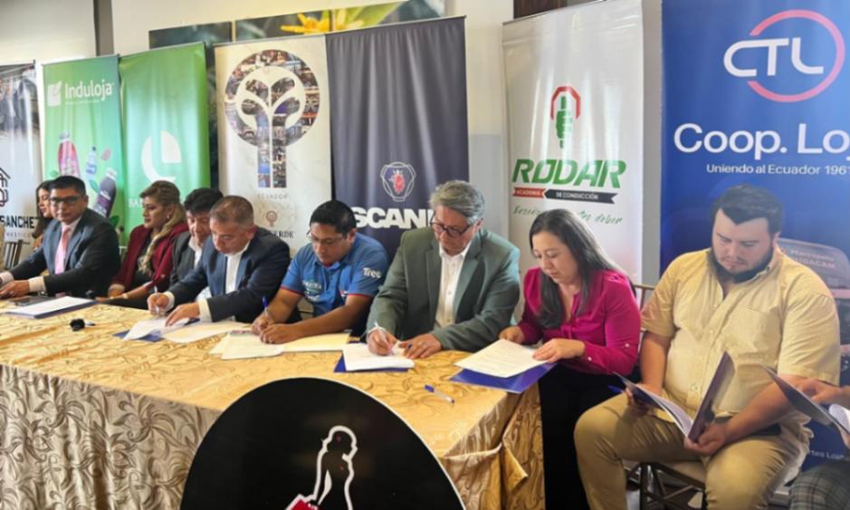 La firma de convenios se llevó a cabo en el Hotel Oro Verde, en la ciudad de Loja.