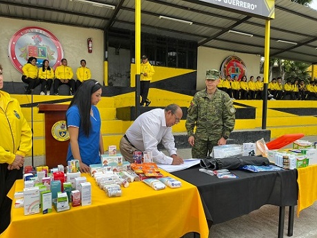 La entrega se hizo en los patios centrales del Colegio Militar de Loja.