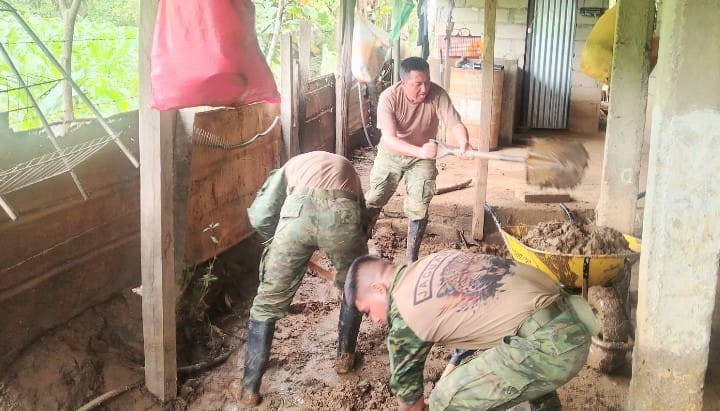 Los uniformados realizaron labores de adecentamiento de esas viviendas.