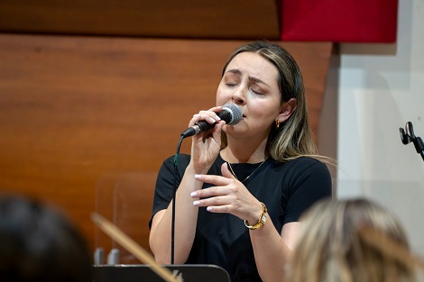 Viviana González, artista de amplia trayectoria, rinde homenaje a las mujeres con sus canciones.