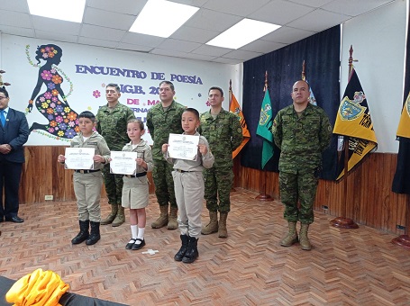 Los cadetes que intervinieron, todos, recibieron el respectivo certificado de participación.