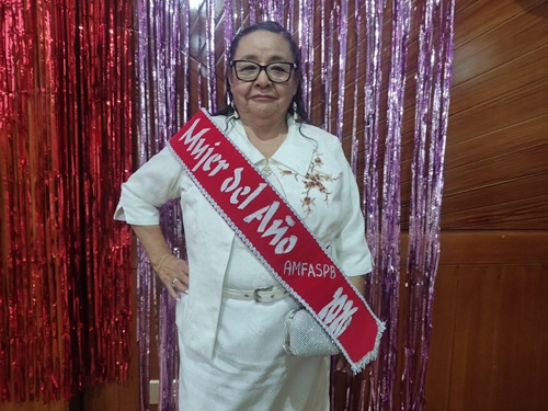 La homenajeada integra el grupo de adultos mayores desde hace más de 10 años. 