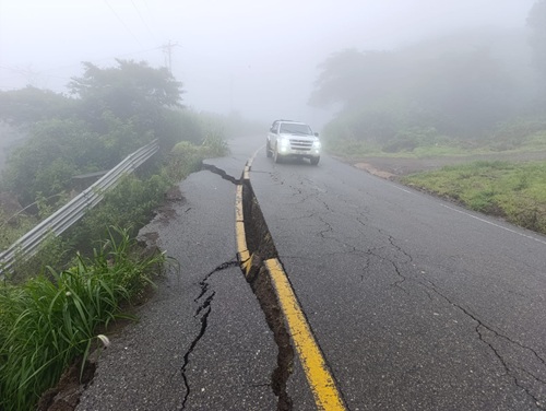En la vía Catacocha-Macará, cerca del relleno sanitario, la carpeta asfáltica presenta inconvenientes. (Fotografía cortesía: Radio Paltas Stereo)