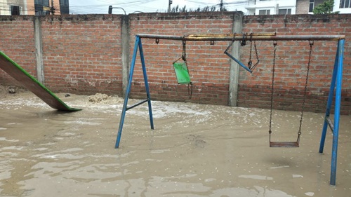 El patio y los juegos recreativos fueron afectados por las aguas.