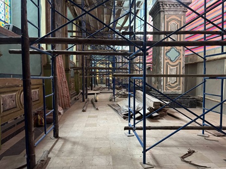 Se ejecutan trabajos en la nave lateral izquierda.