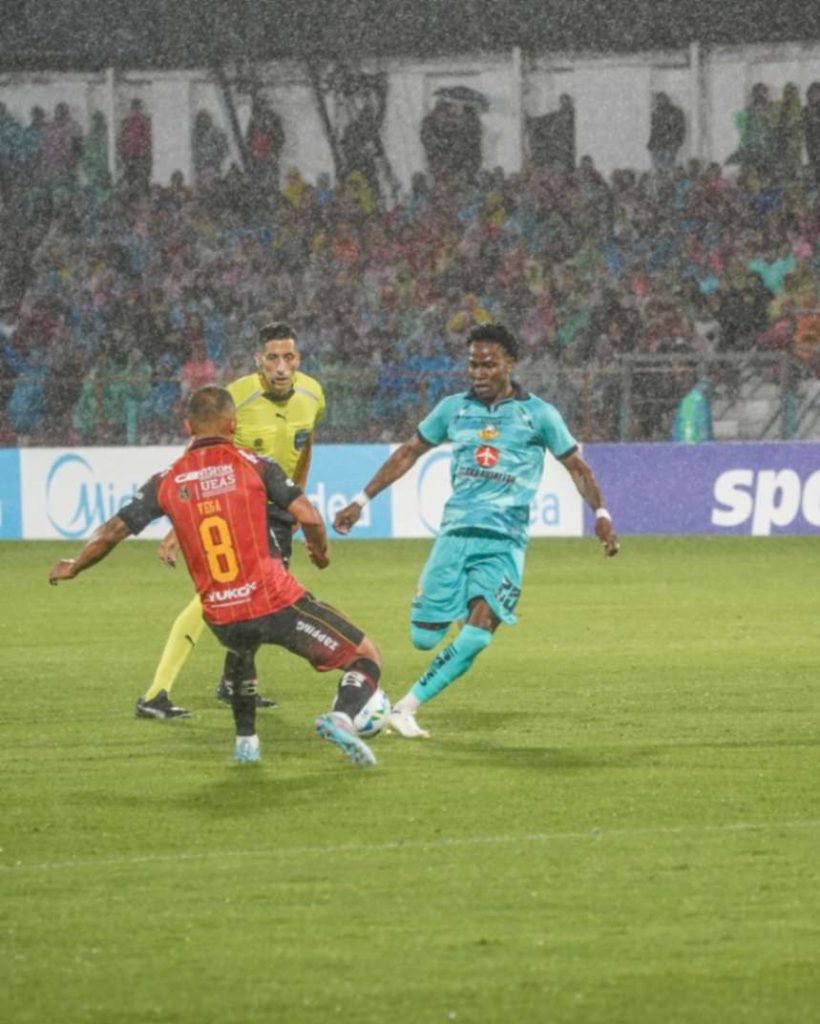 El compromiso entre cuencanos y lojanos se cumplió en el estadio Alejandro Serrano.