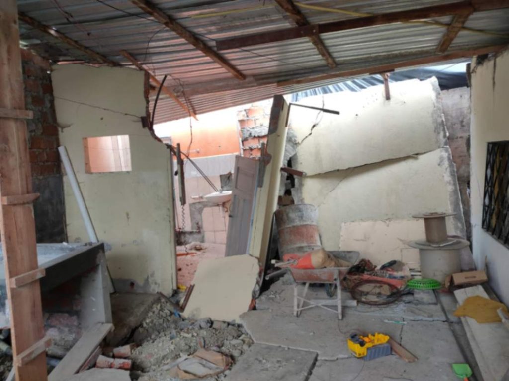 En el barrio El Plateado la situación es crítica y algunas viviendas han colapsado.