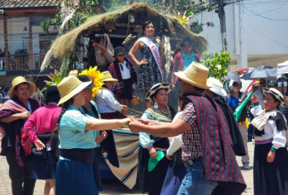 Con la participación de comunidades y barrios, las fiestas iniciaron con el pregón de fiestas.