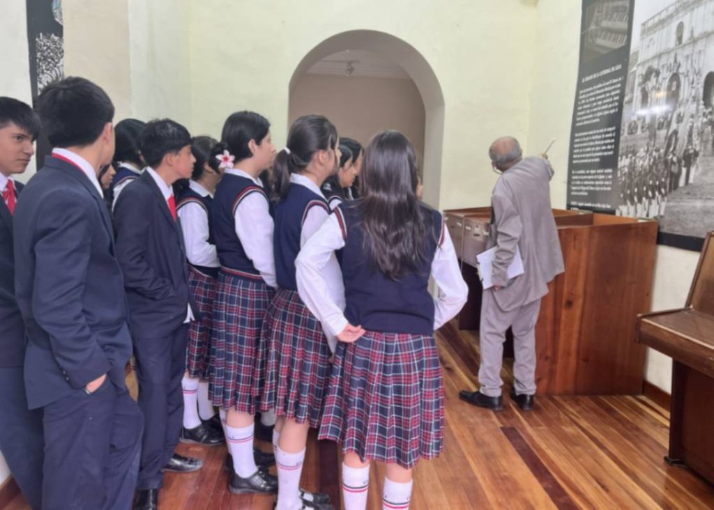 Alumnos de la Unidad Educativa “La Inmaculada” participaron del recorrido junto a José Mora, guía del museo.