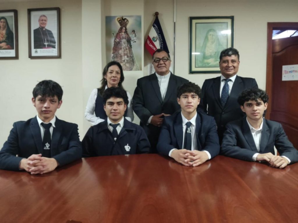 Alumnos, directora del proyecto y directivos del establecimiento destacan el logro alcanzado.