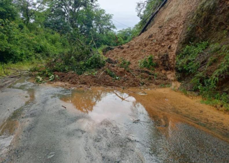 El mal tiempo pasa factura a las carreteras de acceso a los barrios.
