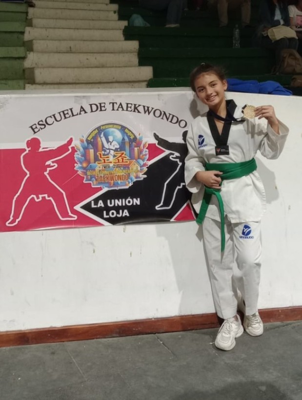 Sahara Valentina, de Espíndola, luce orgullosamente su medalla dorada.