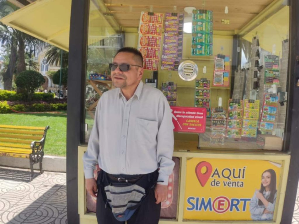 El quiosco está ubicado en la calle Bolívar y 10 de Agosto, en la plaza central de la ciudad de Loja.