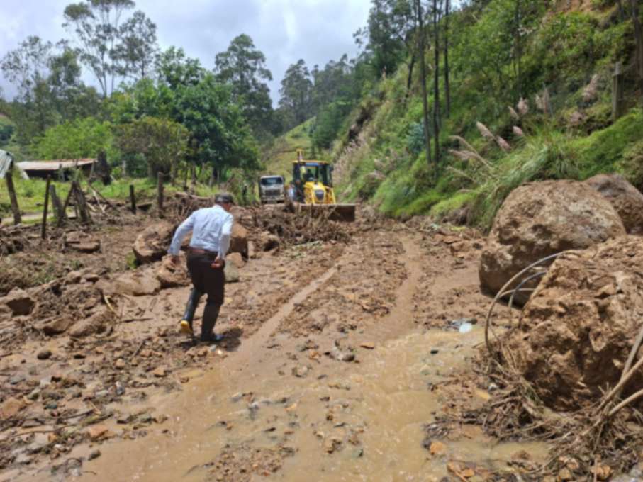 Las carreteras de conexión a los barrios se encuentran intransitables.