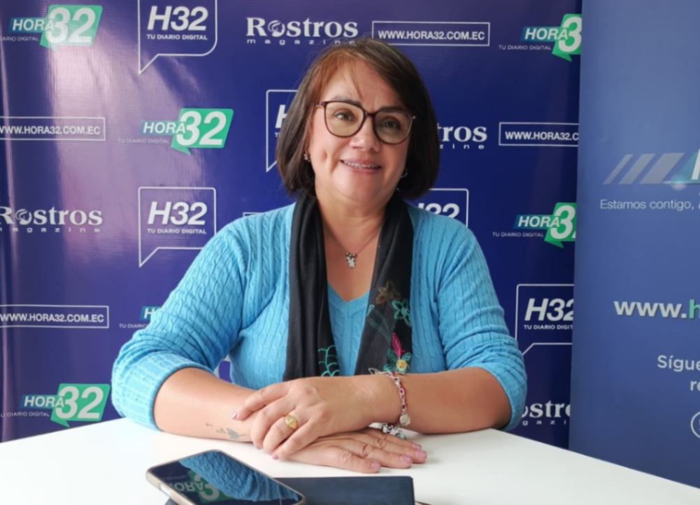 Loreto Sáez Pezo, coordinadora de Gestión Cultural de la UTPL, invita a la colectividad a visitar la exposición.