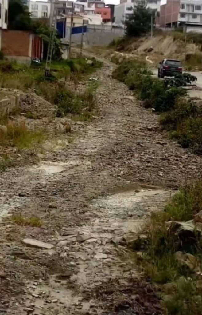 Es evidente el mal estado de la vía que, a decir de los moradores, está en el olvido.