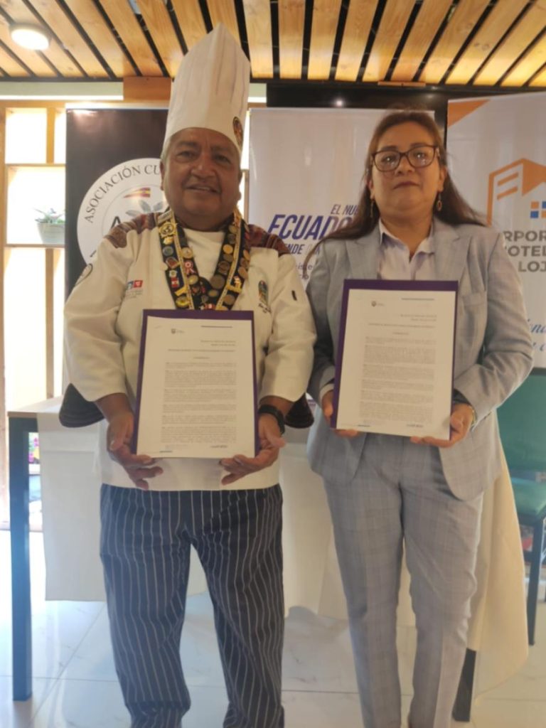 Luis Alvear, representante de la ACAL, y Eudalia Jadán Sarango, de la CHL, recibieron las correspondientes certificaciones del Mipro.
