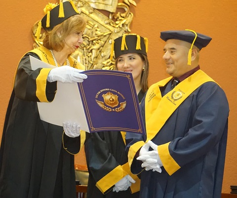 El educador lojano durante la ceremonia que recibió el Doctorado Honoris Causa.