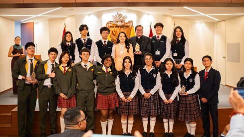 La parlamentaria andina Verónica Arias junto a las delegaciones estudiantes que se adjudicaron los primeros lugares.