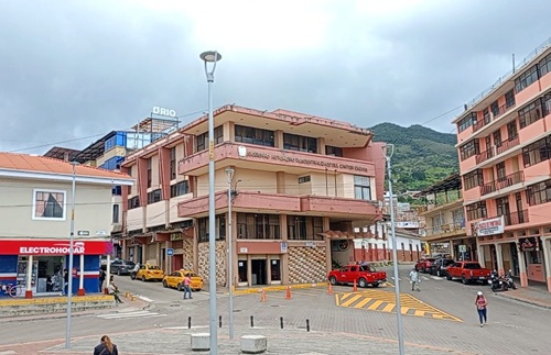 El edificio se encuentra ubicado en la zona céntrica de la ciudad de Cariamanga.
