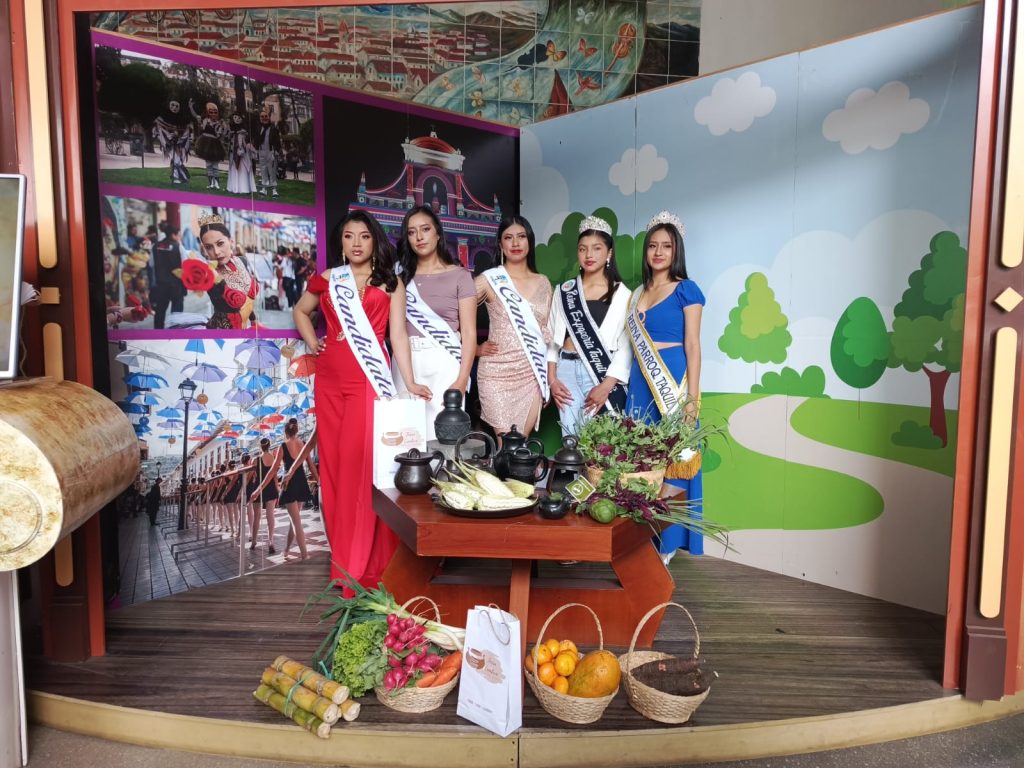 Representantes de la belleza de Taquil invitan a ser parte de sus fiestas.