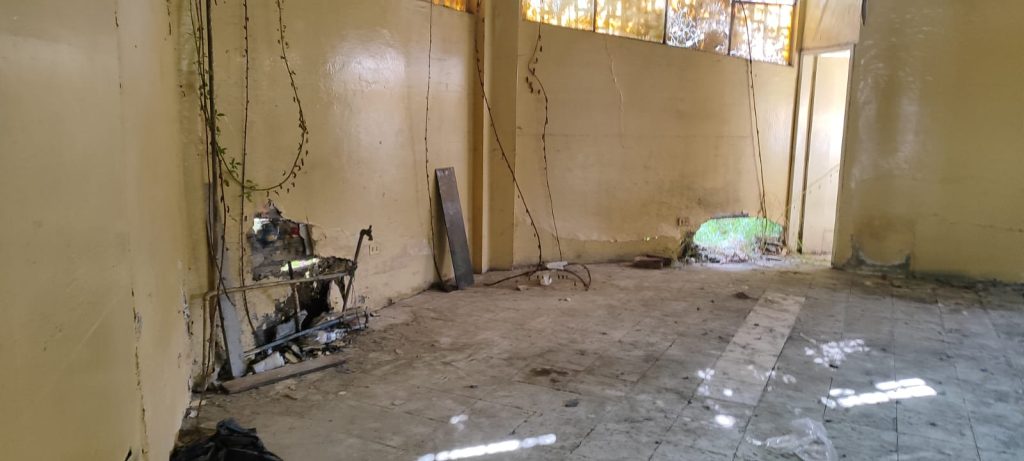 Esta infraestructura abandonada, ubicada detrás de la escuela municipal, también es usada por los alumnos para embriagarse.