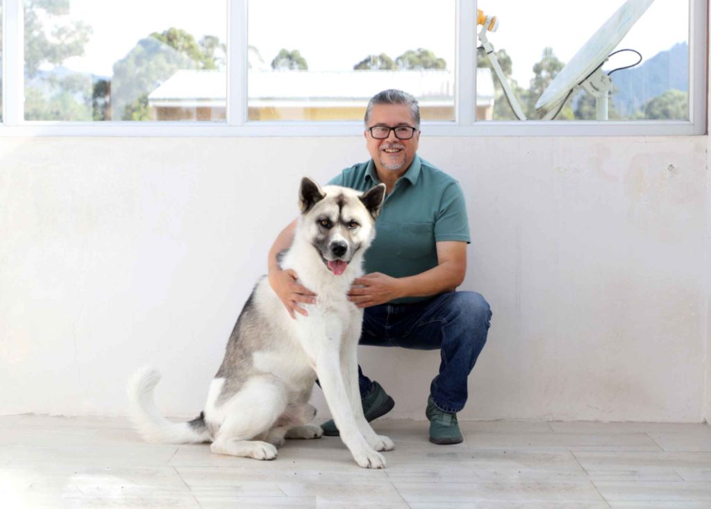 Disfruta mucho salir a caminar con su mascota ‘Jack’.