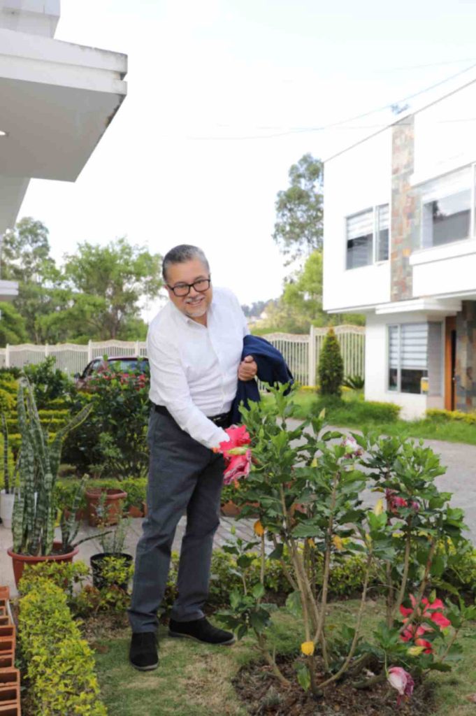 Es un apasionado de la lectura y de los eventos culturales.
