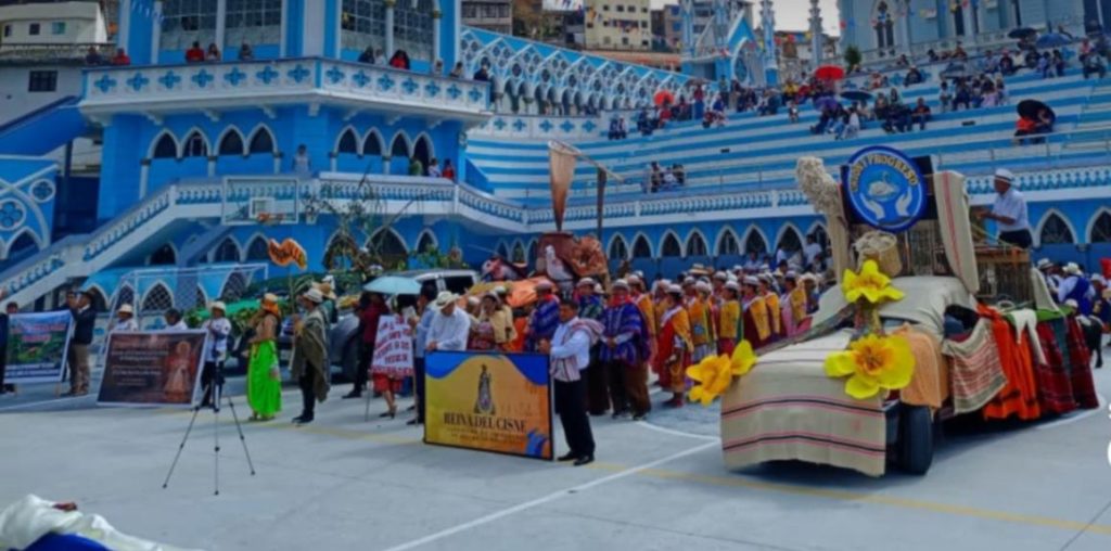 Los carros alegóricos formaron parte del pegón de fiestas.