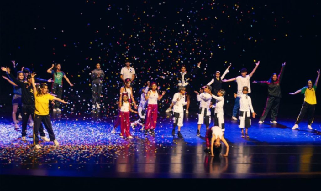 La inauguración se realizó en el escenario del Teatro Benjamín Carrión.