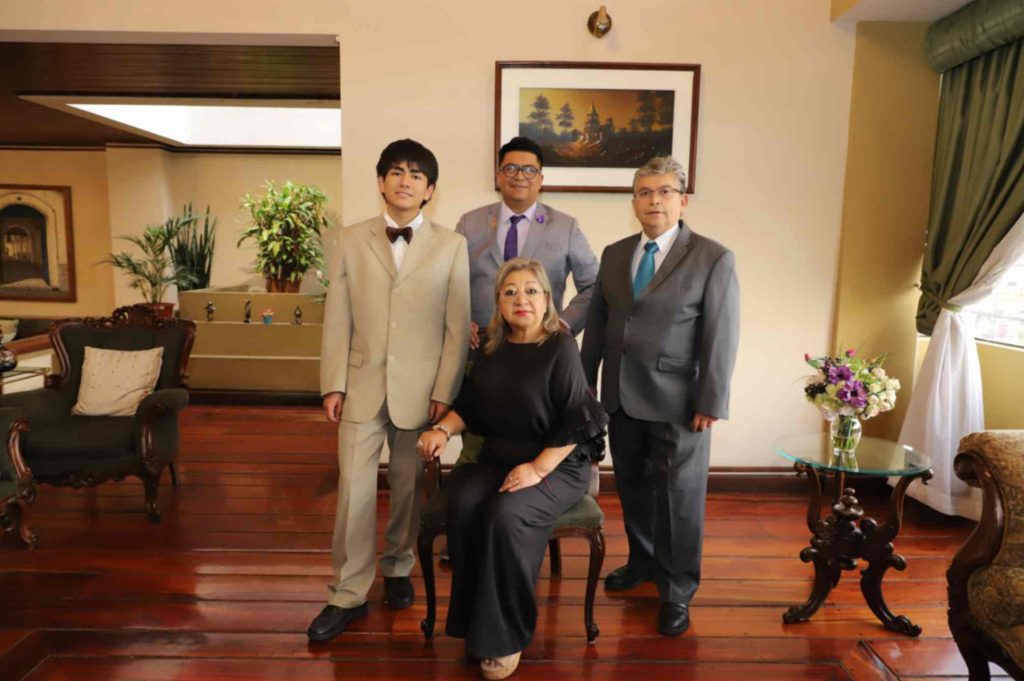 Álex Fernández, junto a sus padres e hijo.