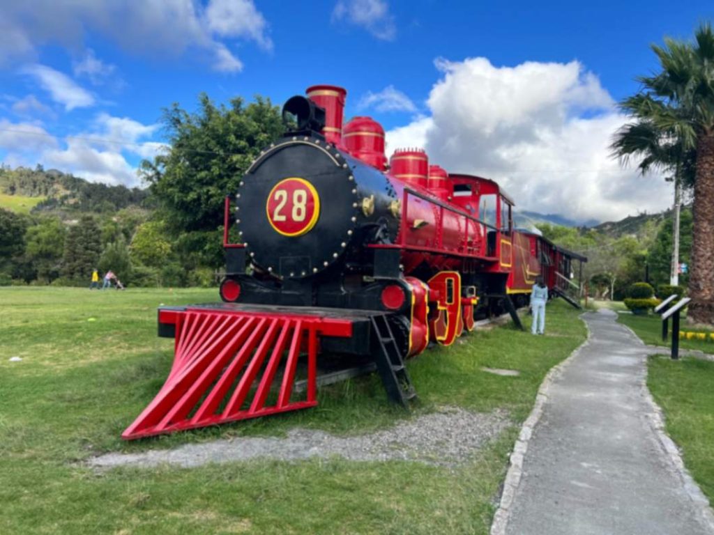 Los detalles ferroviarios del tren en Jipiro realzan la ambientación del lugar.