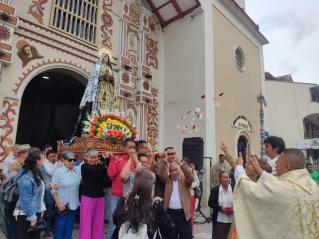 El padre Julio Yaguana presidió el recorrido por las calles adyacentes a la plazoleta de la parroquia lojana.