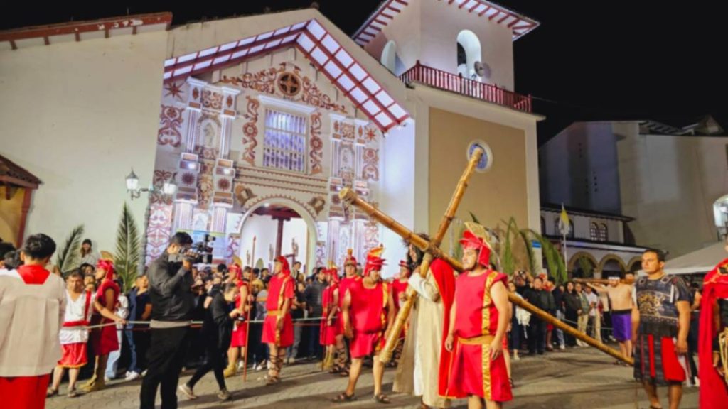 El recorrido inició en la plazoleta de El Valle, desde la iglesia colonial.