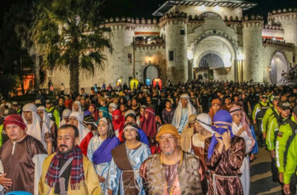 Los diversos personajes, que sumaron alrededor de 250, participaron activamente durante el recorrido.