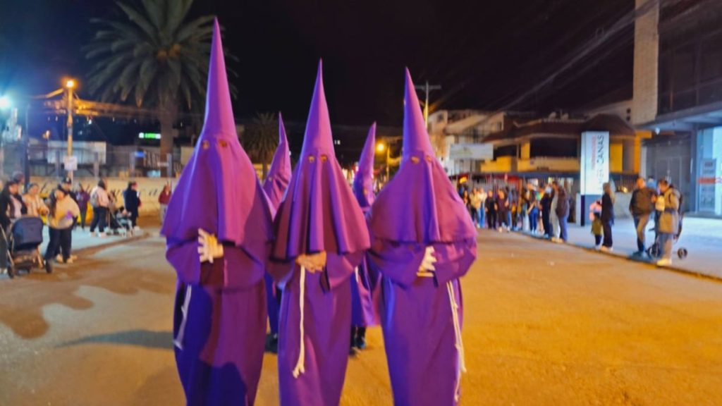 No faltaron los típicos personajes propios de la Semana Santa: los cucuruchos.  