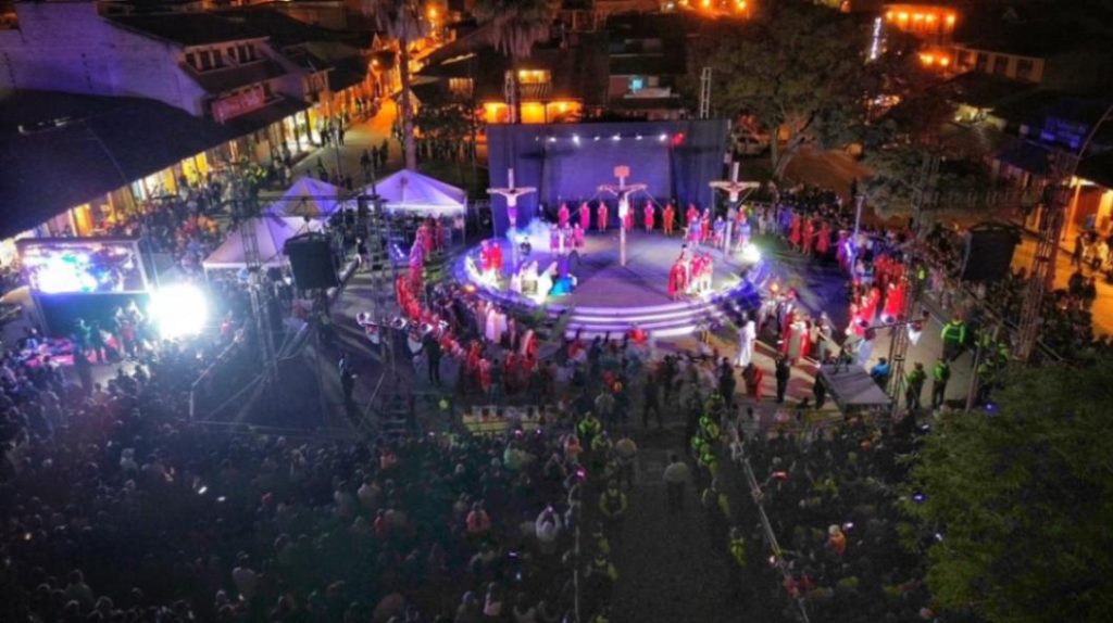 Al final de la procesión, en la plazoleta de El Valle, se realizó la crucifixión con la participación de los personajes y presencia de la comunidad lojana. 