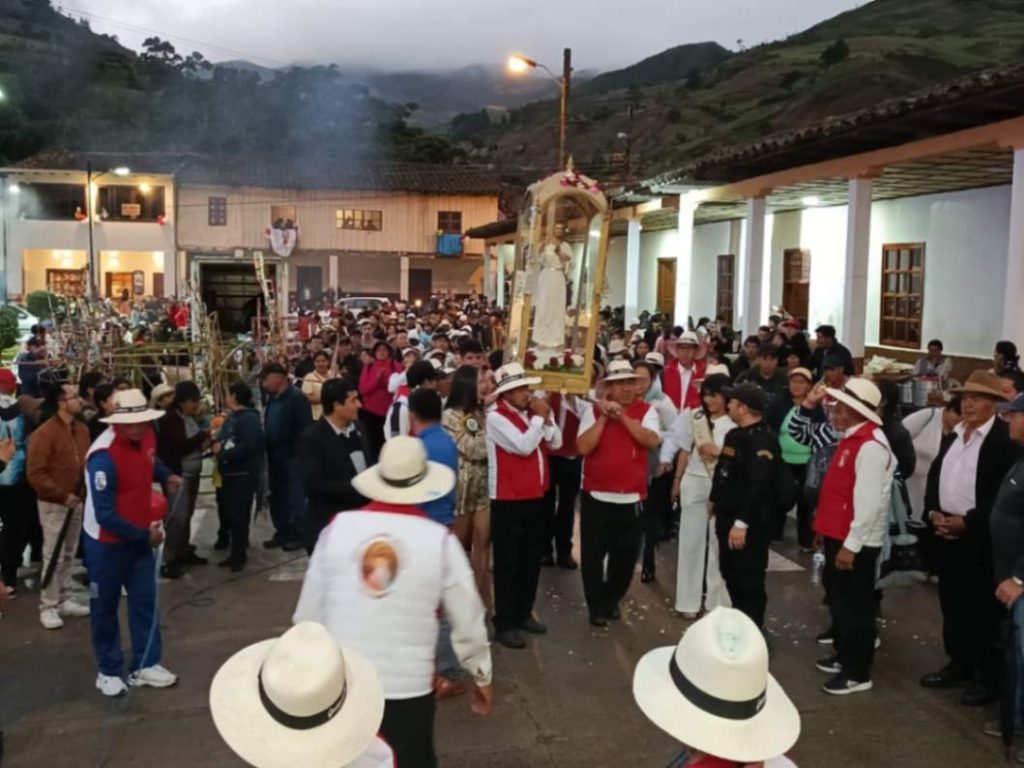 Devotos participan en la peregrinación en honor al Señor de la Divina Misericordia.